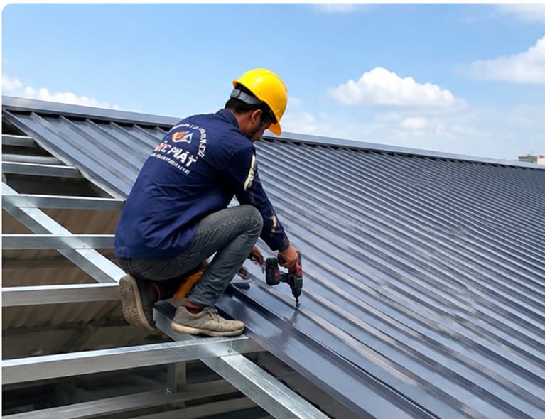 Cận cảnh khung ray và bạt xếp lượn sóng của mái xếp di động Lộc Phát