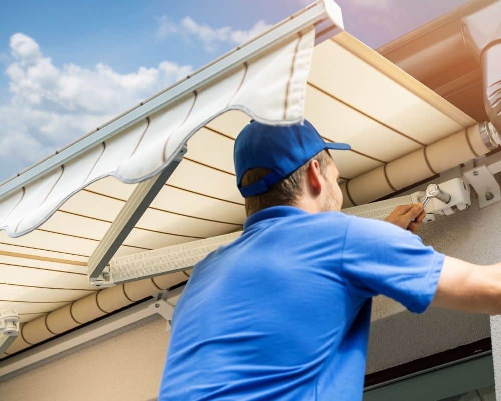 Cận cảnh khung ray và bạt xếp lượn sóng của mái xếp di động Lộc Phát