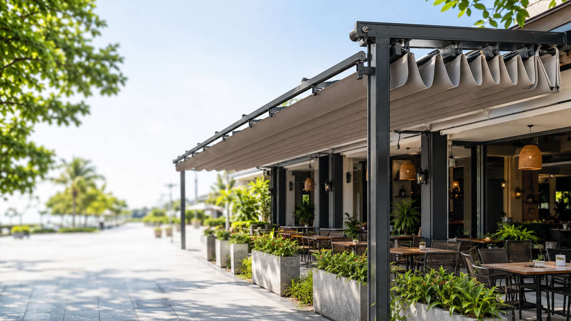Cận cảnh khung ray và bạt xếp lượn sóng của mái xếp di động Lộc Phát