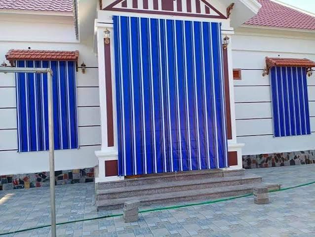Mái hiên kéo tay — sọc đỏ trắng vươn xa